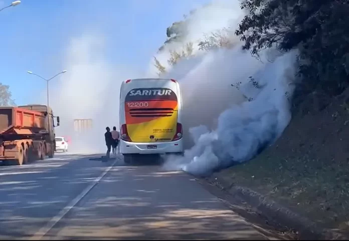 Ônibus pega fogo e passageiros saem pela janela Agência GBC