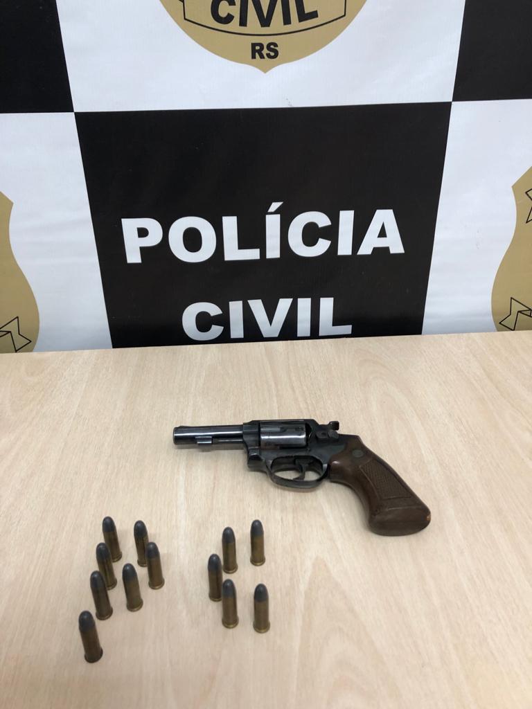 FLAGRADO Idoso de 71 anos é preso por porte ilegal de arma de fogo