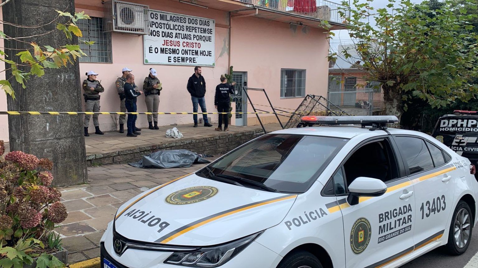 Criminosos matam homem a tiros na frente de igreja Agência GBC