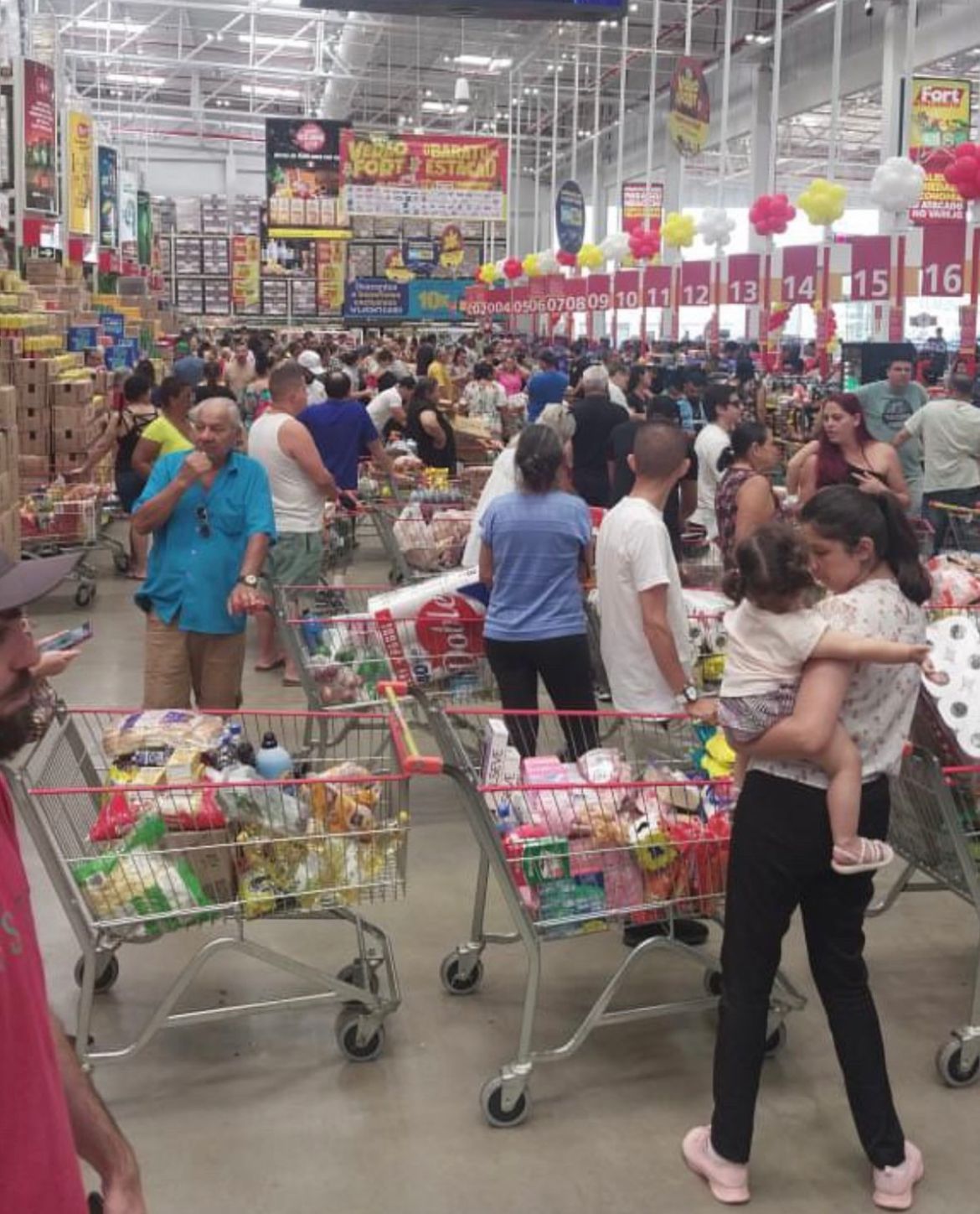 CANOAS Atacados tem espera de até 1h em filas no 1º final de semana de