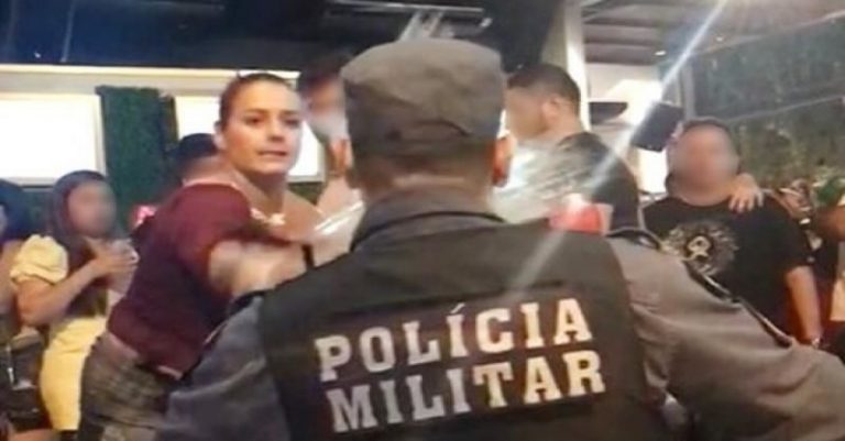 Mulher desacata policial, joga cerveja na cara dele e acaba presa