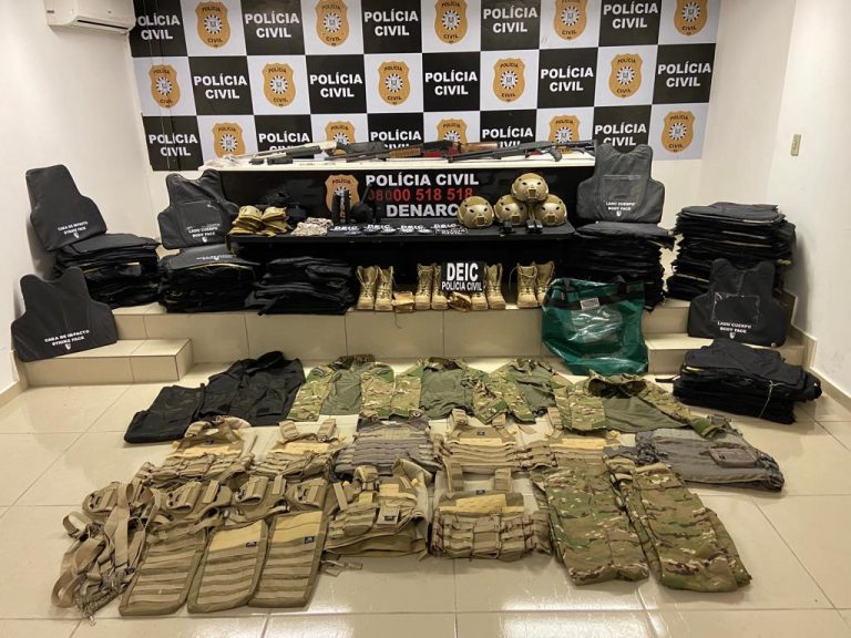 ARMAMENTO PESADO EM CANOAS | Dupla é presa em depósito de facção em área residencial