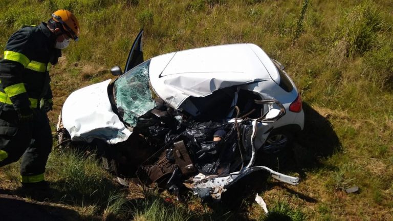 Jovem morre após colisão frontal entre carro e caminhão na BR-386