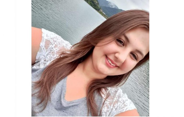 Jovem morre após colisão frontal entre carro e caminhão