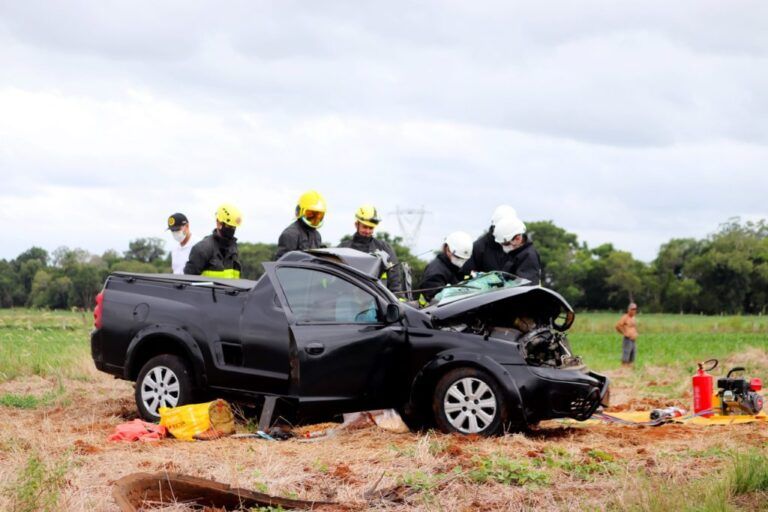 Motorista morre após colisão entre caminhão e caminhonete
