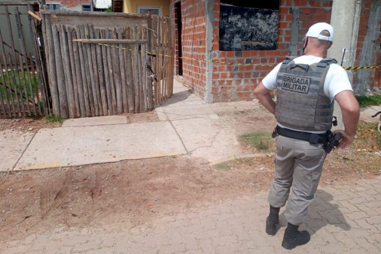 Homem é morto a tiros dentro do pátio de casa