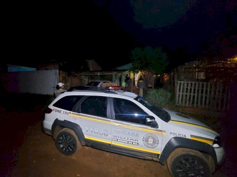 Homem é morto a tiros dentro de casa