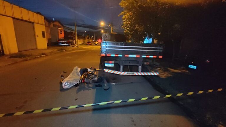 URGENTE CANOAS | Motociclista morre após bater em caminhão estacionado