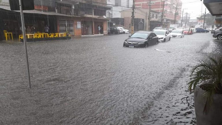 Ruas de Cachoeirinha estão embaixo d’água
