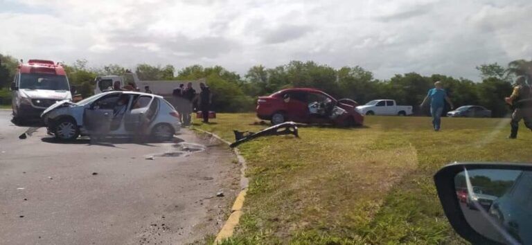 Oito pessoas ficam feridas após colisão entre dois veículos