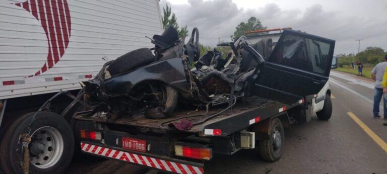 Colisão entre carro e caminhão mata três pessoas