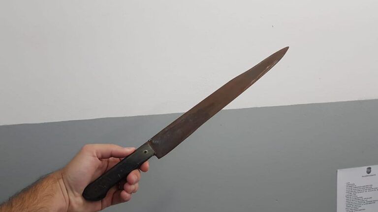 Homem coloca fogo em três casas e ainda tenta matar policial com canivete