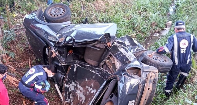 Motorista fica ferido após carro sair da pista e ficar destruído