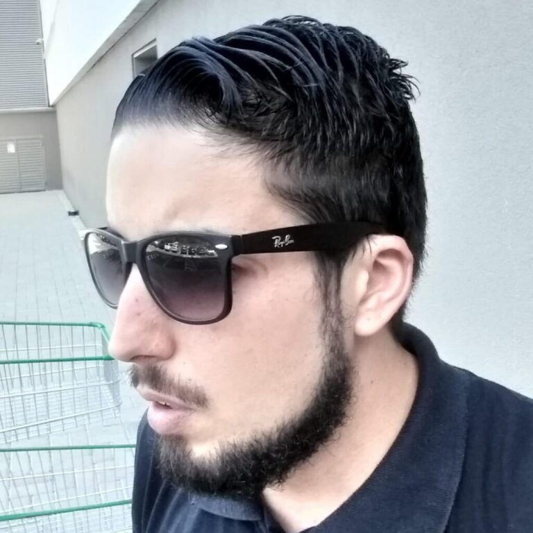 Identificado motociclista que morreu após bater no caminhão estacionado em Canoas