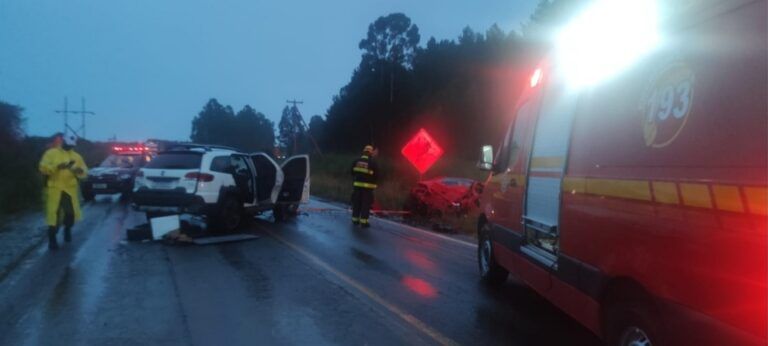 TRÂNSITO FATAL | Um morre e três ficam gravemente feridos em colisão frontal