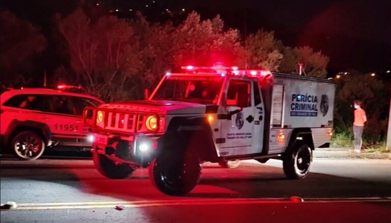 NO MEIO DA RUA | Identificados homem e mulher mortos com tiros na cabeça