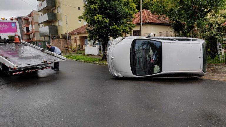 Carro tomba em rua do Nossa Senhora das Graças, em Canoas