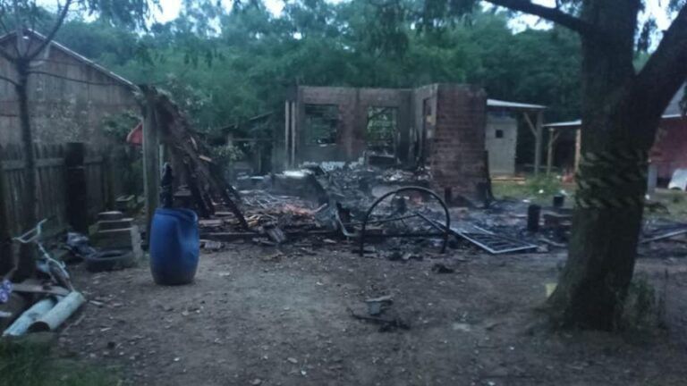 Casa em que mãe vivia com 5 filhos é destruída pelo fogo em Nova Santa Rita