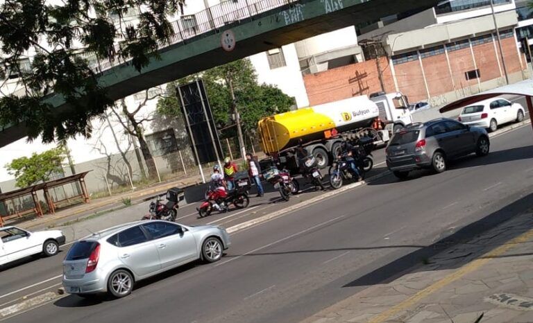 Motociclista fica ferido após colisão com carro na BR-116, em Canoas