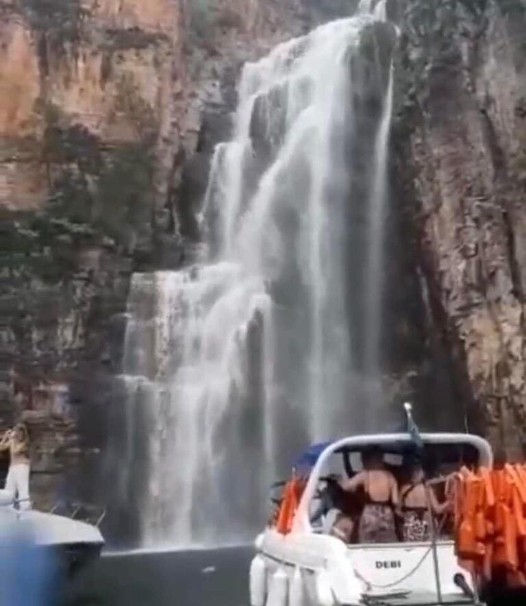 Deslizamento de pedras mata duas pessoas e deixa 15 feridas