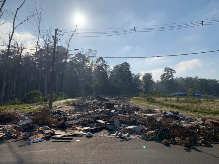 IMPRESSIONANTE | Rua do Parque Canoas de Inovação é fechada por lixão a céu aberto