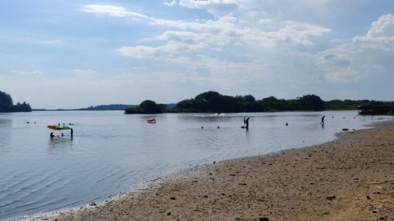 Temperaturas perto dos 40°C leva moradores de Canoas para a Praia do Paquetá