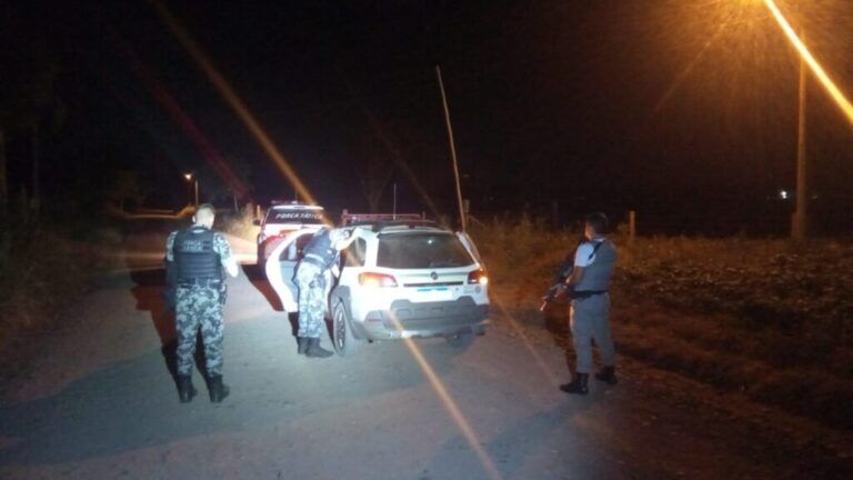 Adolescente de 15 anos é flagrado atirando em motoristas para roubar carros