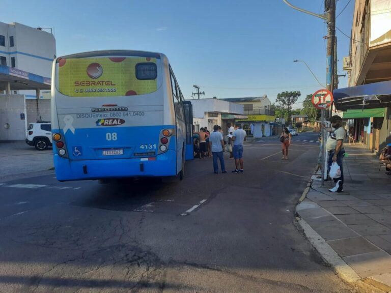 Idosa é atropelada por ônibus no Centro de Esteio