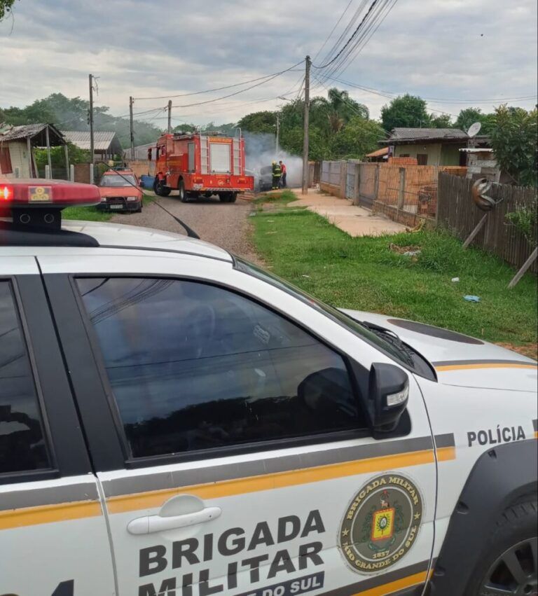 URGENTE NOVA SANTA RITA | Carro pega fogo no meio da rua