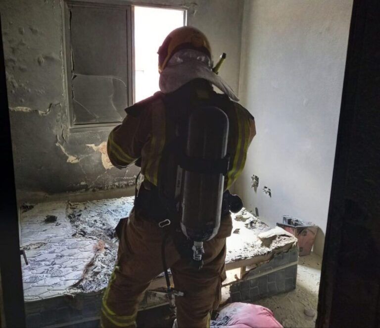 Carregador de celular aquece, causa incêndio e apartamento fica destruído