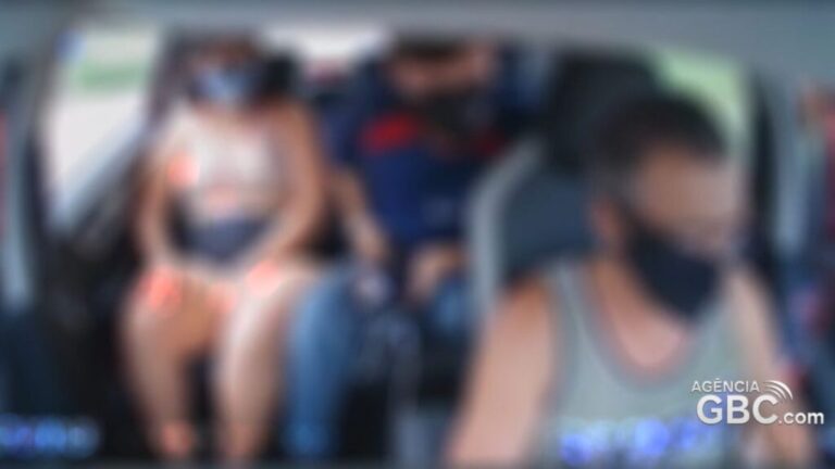 Motorista de aplicativo grava momento em que é assaltado por adolescentes