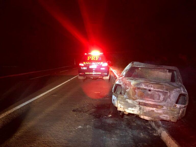 Dois corpos são encontrados queimados dentro de veículo incendiado