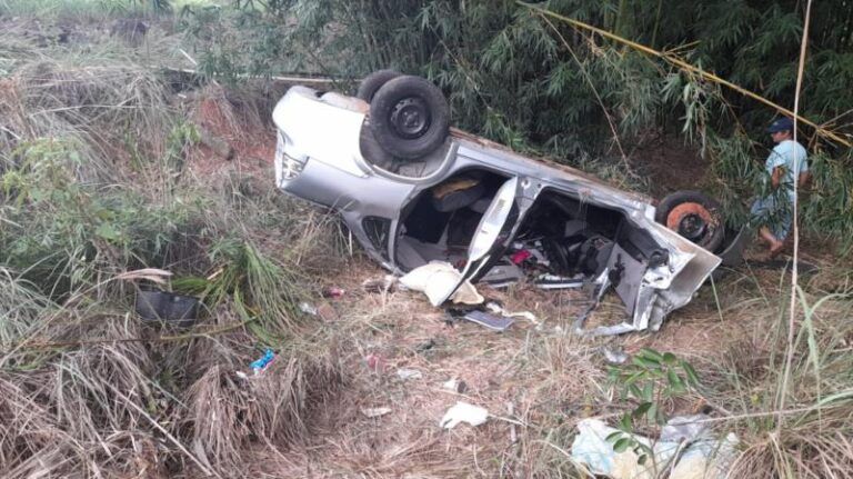 Carro capota e deixa mulheres e crianças ficam feridas