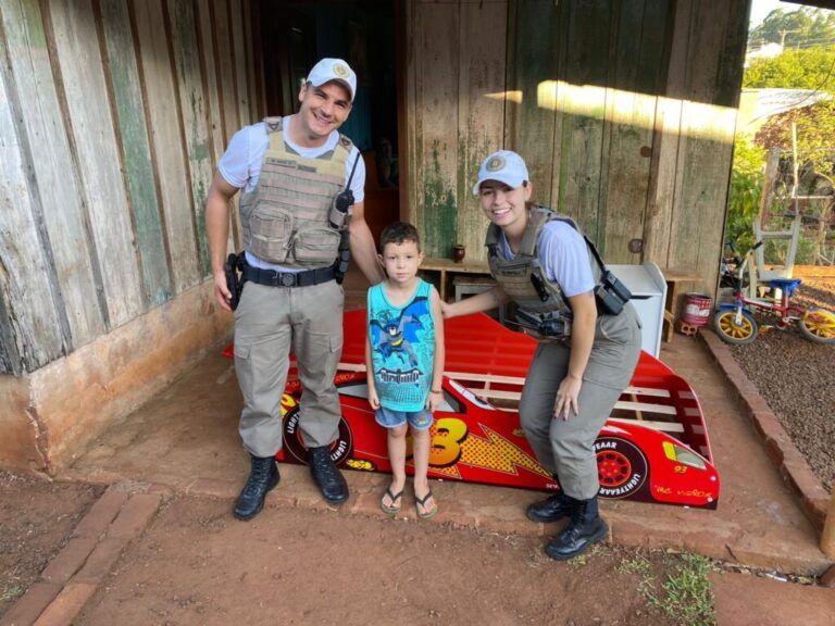 Criança ganha cama da Brigada Militar após casa ser consumida por incêndio