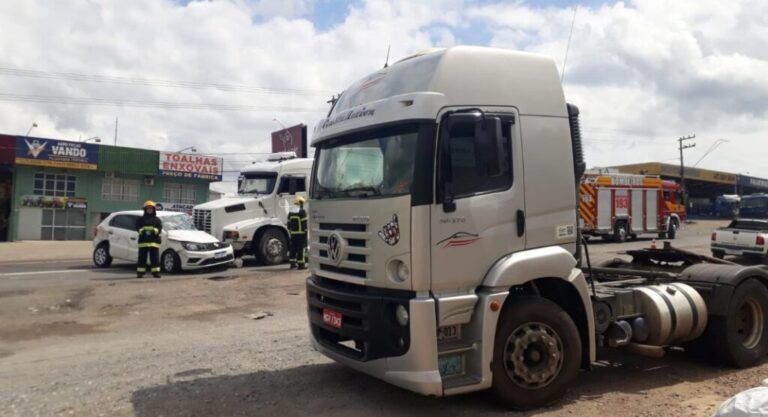 Carro é prensado por dois caminhões