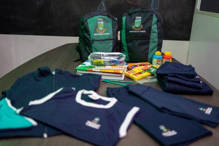 Alunos da rede municipal de Canoas vão receber kits de uniformes e material escolar