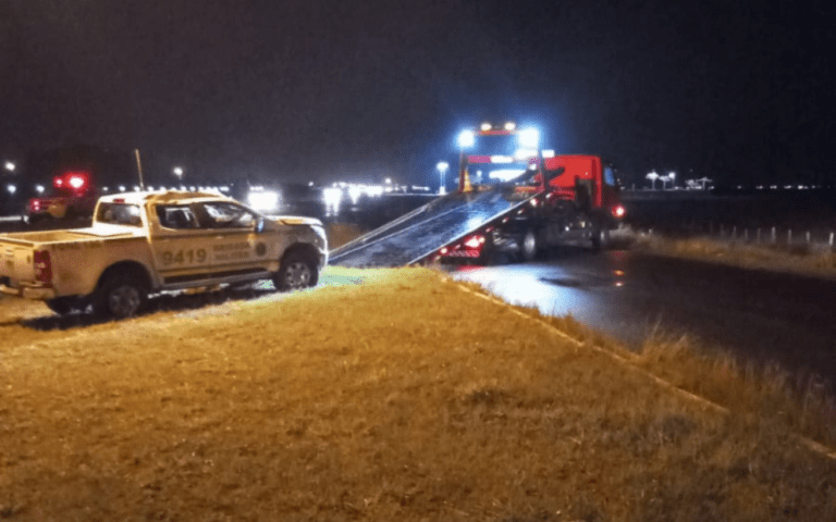 Três policiais ficam feridos após viatura capotar