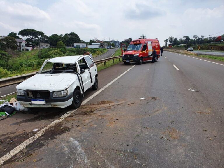 Mulher fica ferida após carro capotar na BR-386