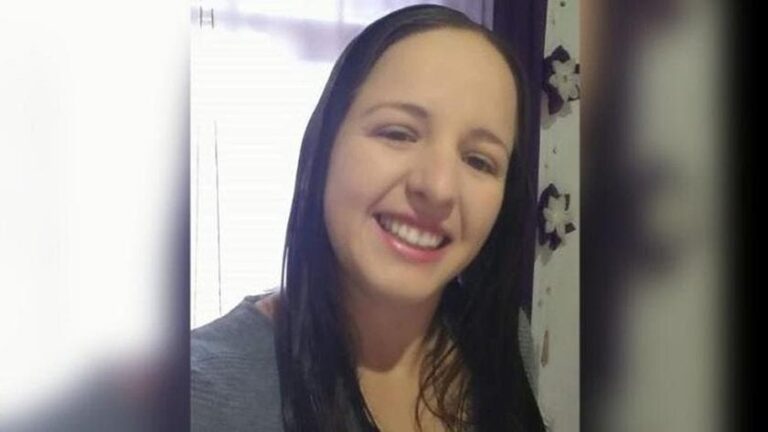 Mulher morre após levar mais de 100 picadas de abelhas