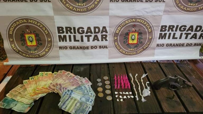 DEU RUIM | Brigada Militar flagra traficante vendendo drogas em Esteio