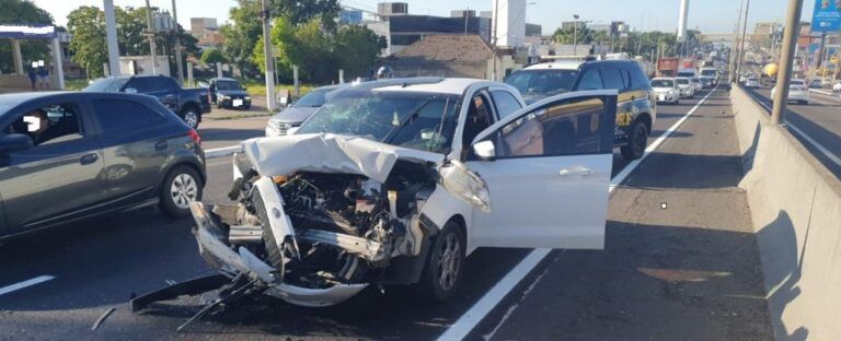 Cinco carros se envolvem em acidente na BR-116 no trecho de Canoas