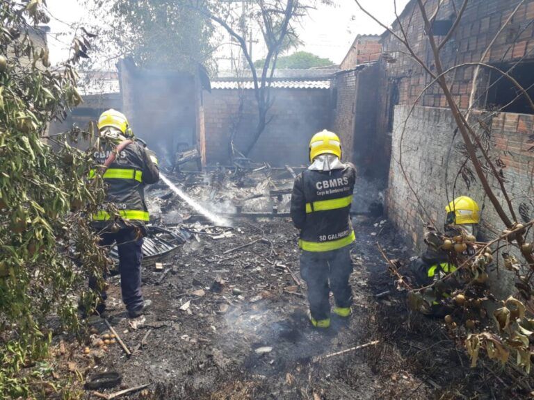 AGORA CANOAS | Fogo atinge três casas; suspeita é de incêndio criminoso