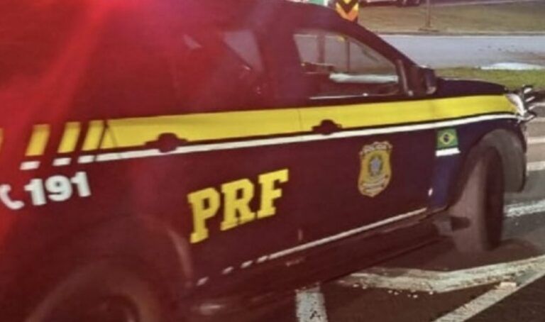 DEU RUIM | Criminoso rouba carro, bate em árvore e acaba morto