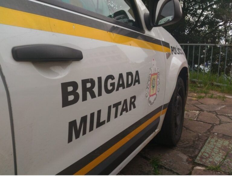 VIOLÊNCIA | Jovem é morto a tiros dentro de carro