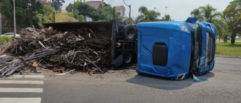 NA BR-116 | Motorista perde o controle e tomba caminhão