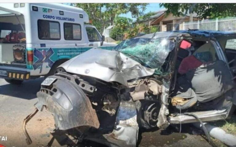 ARREMESSADA PARA FORA | Mulher morre após carro bater em árvore