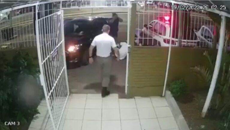 HERÓIS DE FARDA | Câmeras registram policiais salvando bebê de três meses em Cachoeirinha