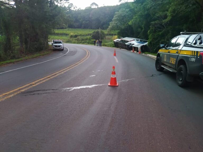 Ônibus da Unesul tomba e deixa uma pessoa morta e 20 feridas