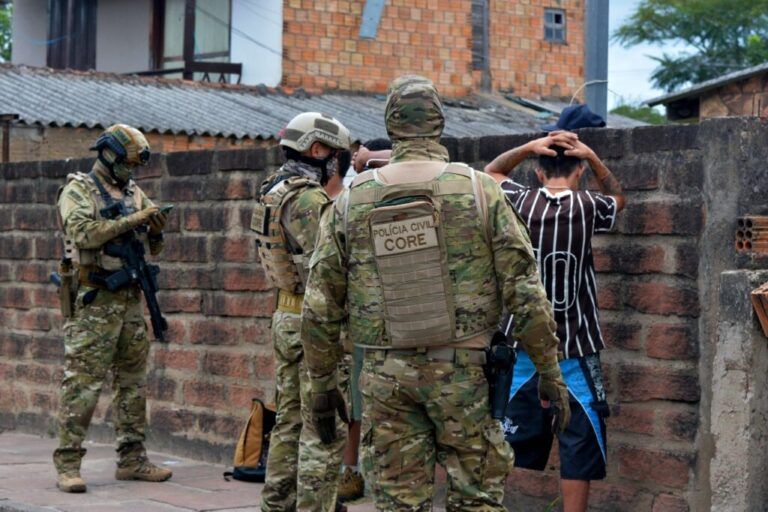 Polícia faz operação contra facção que coloca mulheres para vender drogas e chefiar bocas de fumo