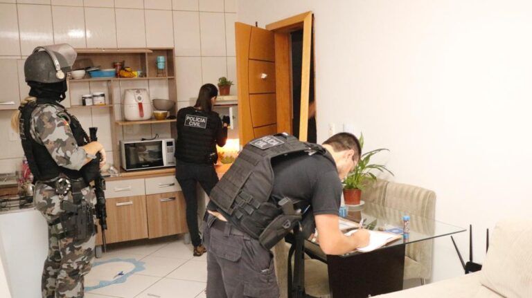 AGORA PÉ NA PORTA | Polícia caça líder de organização que vende armas e cigarros